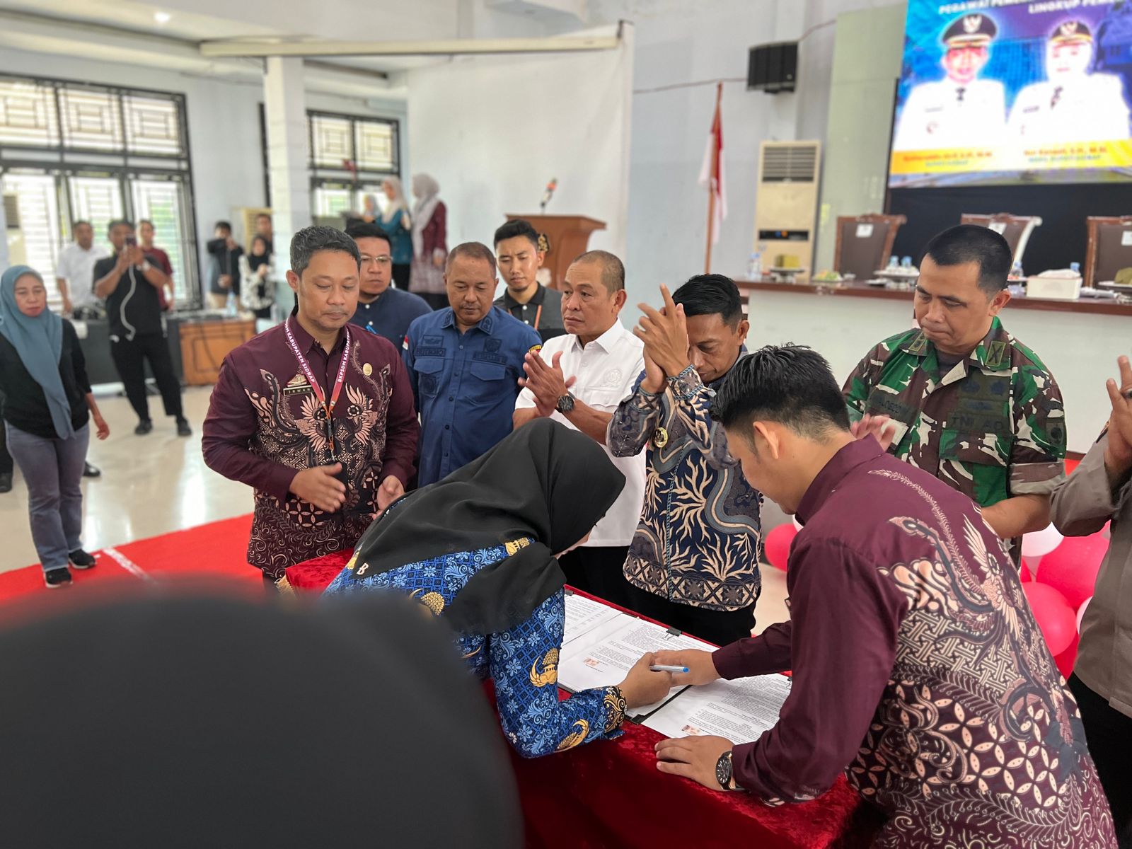 Pemkab Sidrap Serahkan 310 SK Pengangkatan PPPK