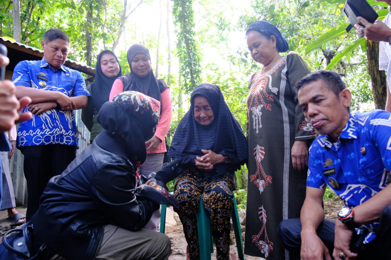 Jumat Berbagi, Bupati Gowa Sambangi Warga Miskin Ekstrem di Parangloe