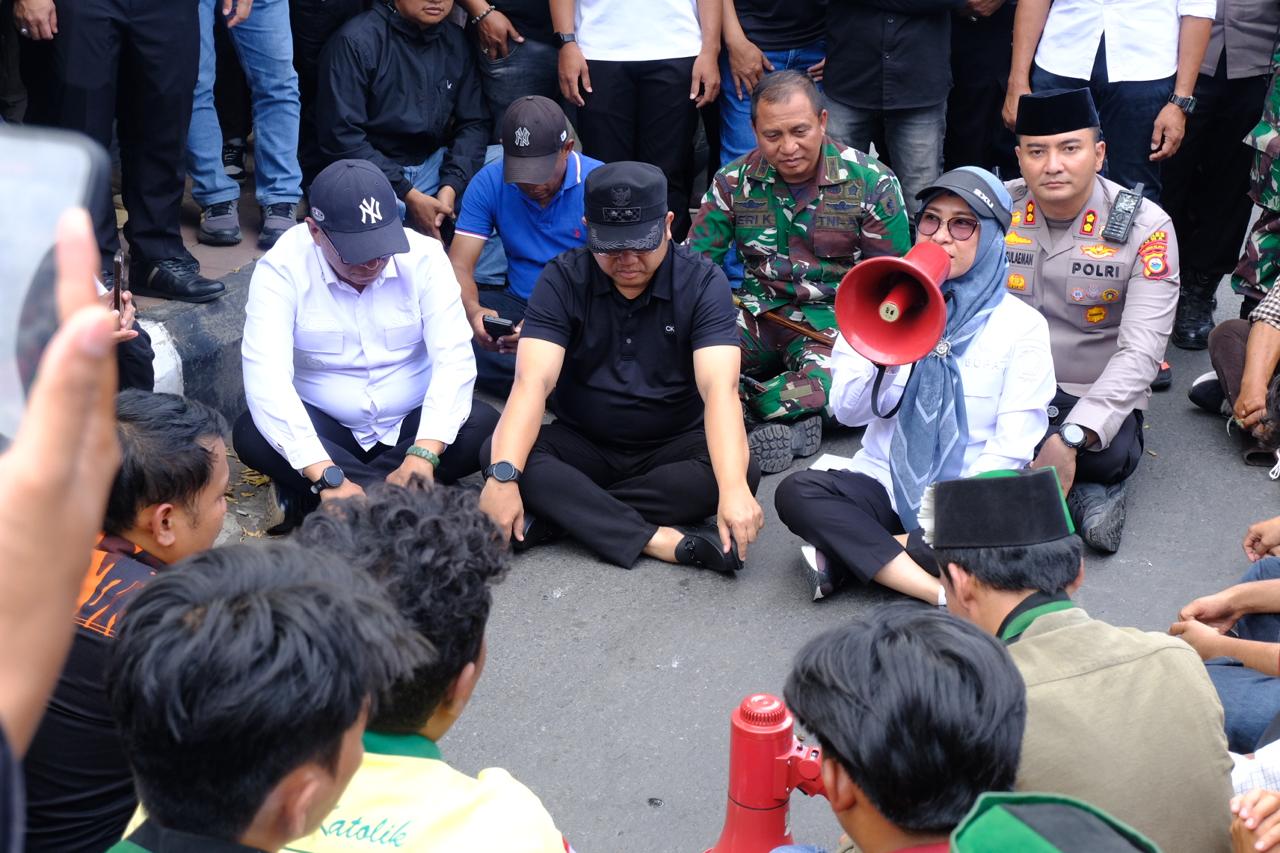 Dialog Beralas Aspal dengan Pendemo, Bupati Husniah Apresiasi Penyampaian Aspirasi tanpa Anarkis