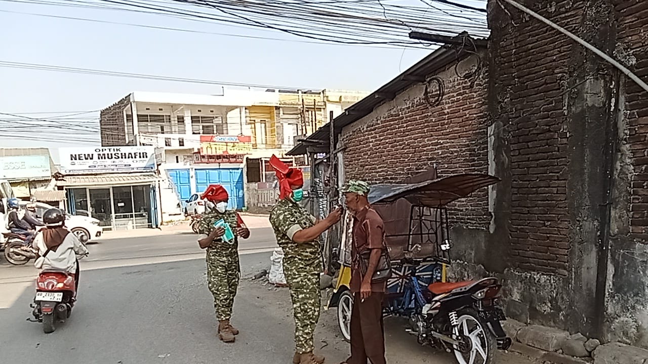 Tanggap Kabut Asap Karhutla, Kodim Gowa Bagi-bagi Masker