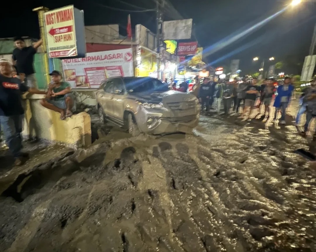 Diduga Dibangun Pakai Dana APBD, Penutupan Akses Jalan Wisma Nirmala Rugikan Warga