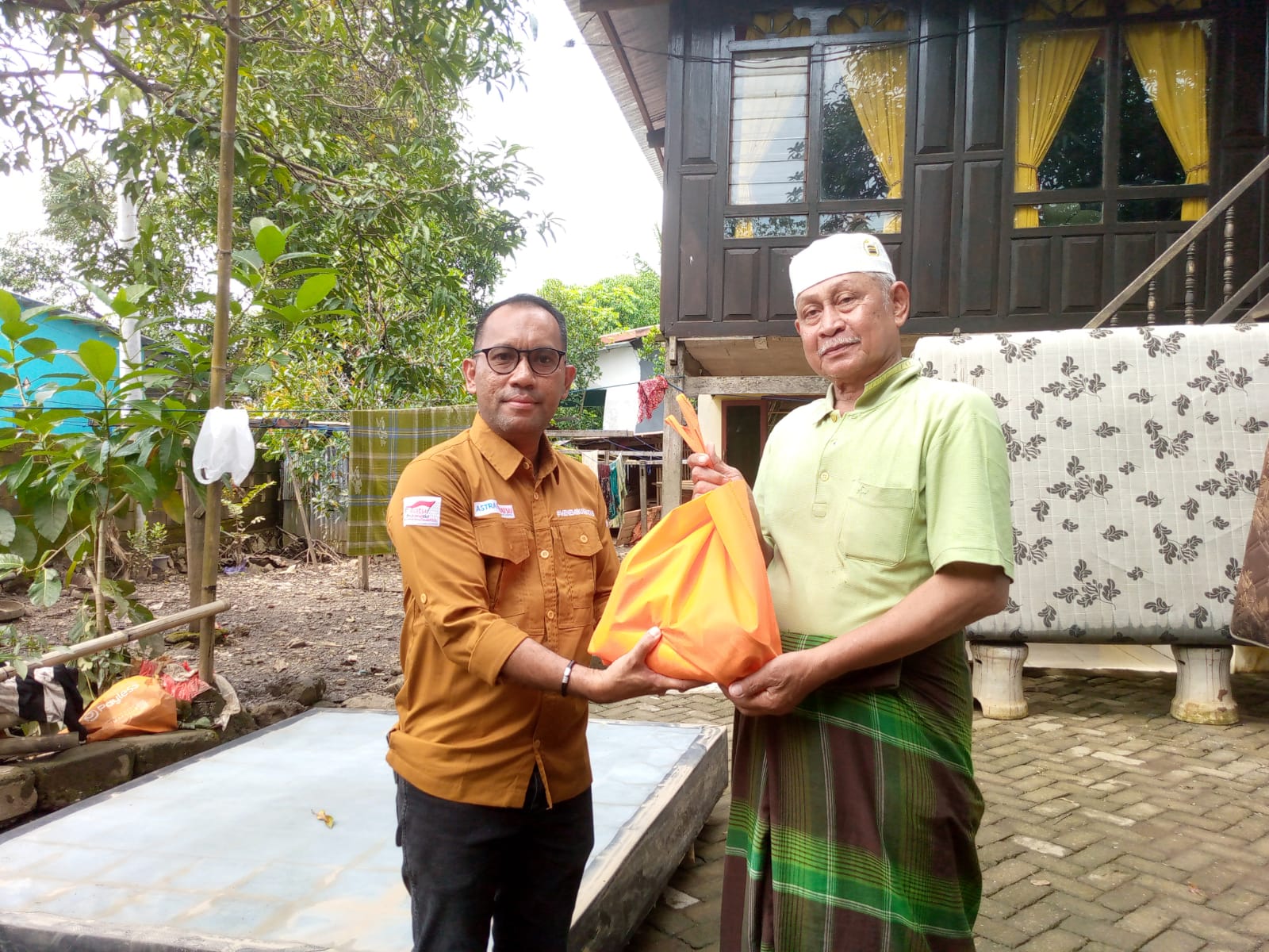 Peduli Sesama, Astra Daihatsu Cabang Maros Gelar Bakti Sosial