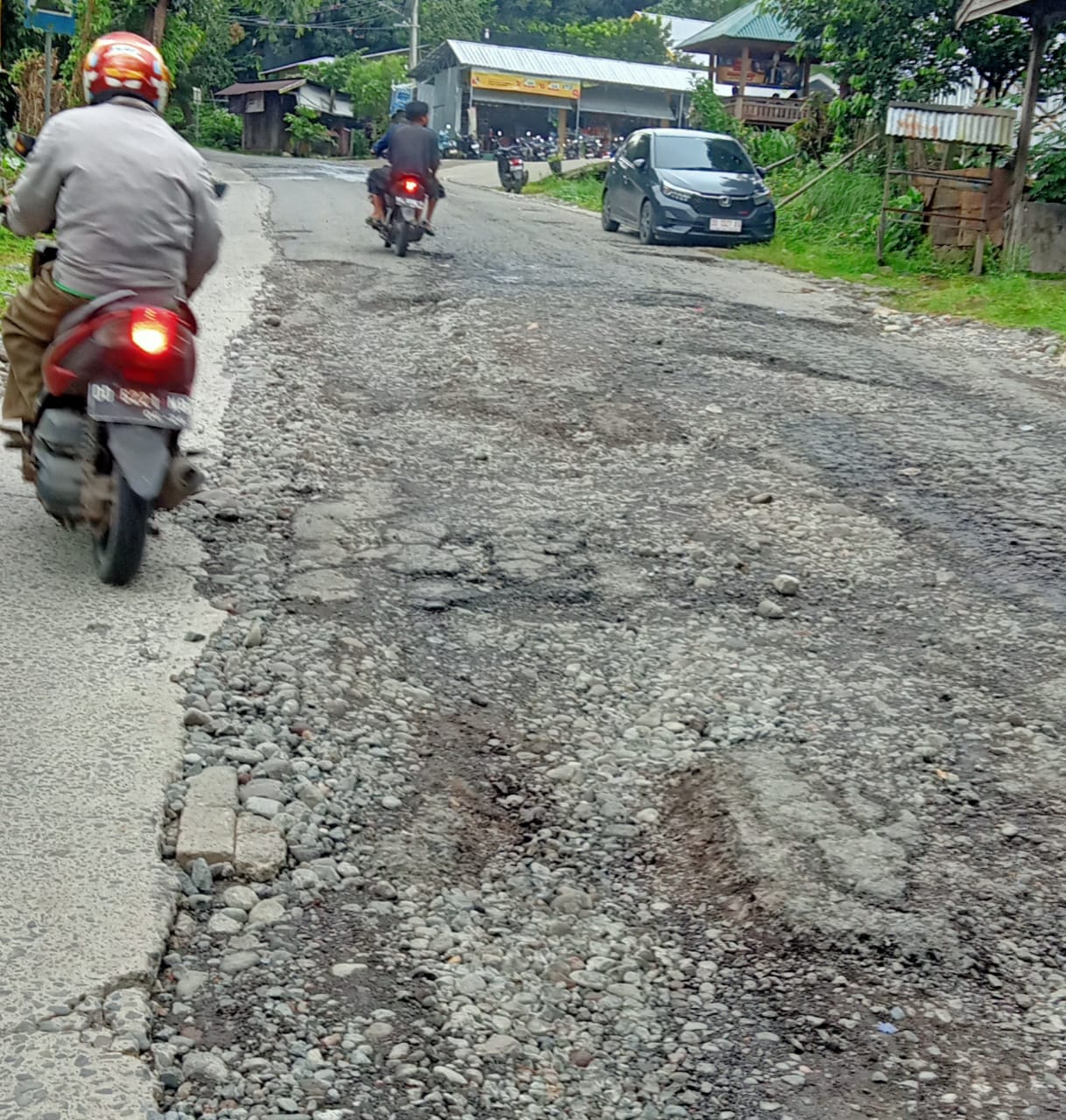 Ruas Sungguminasa-Malino Rusak Berat, Lubang Menganga Intai Pengendara