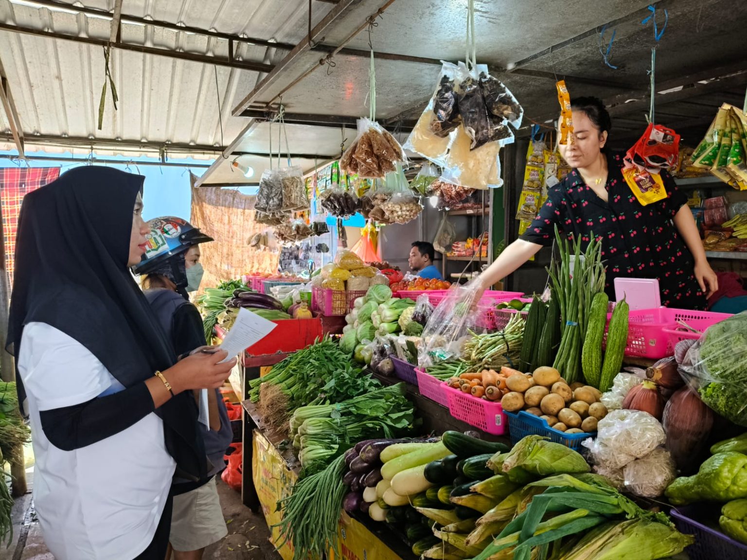 Dinas Ketahanan Pangan Makassar Pantau Harga Pangan di Pasar Sentral BTP