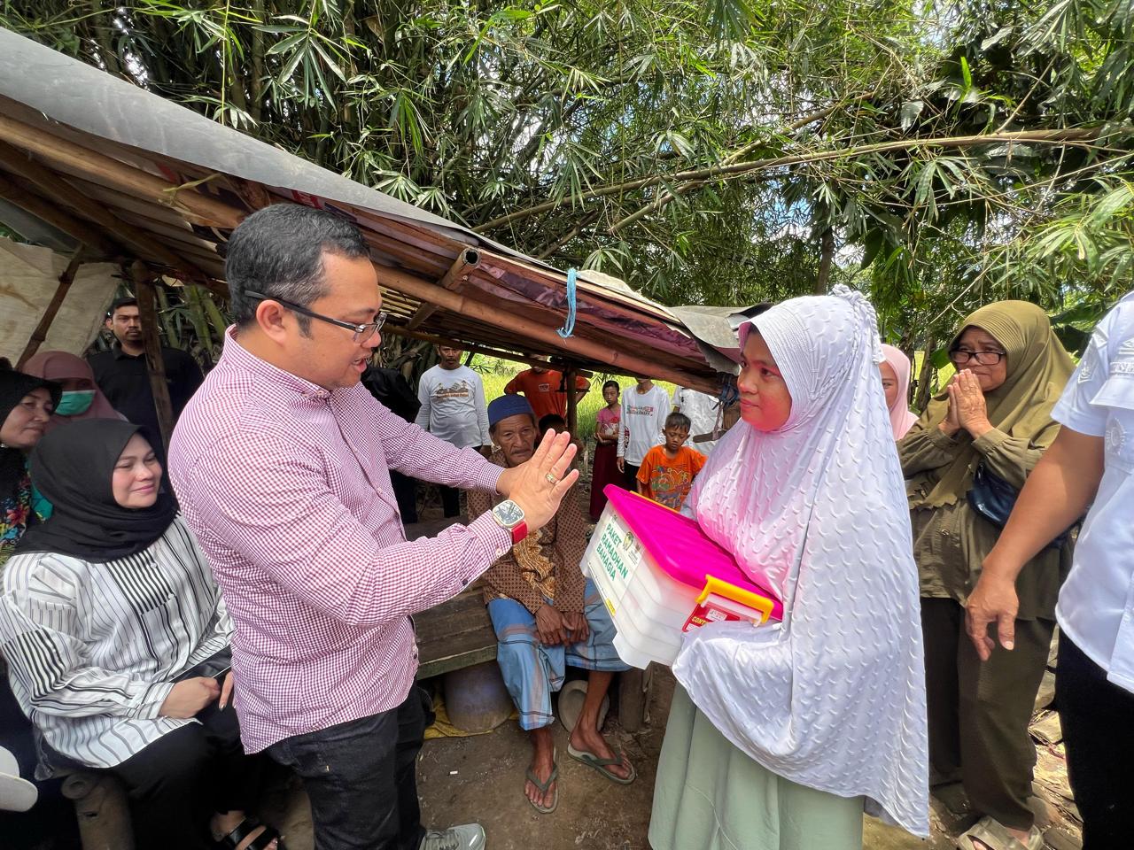 Jadi Orang Tua Asuh, Giliran Ketua TP PKK Gowa Sambangi Warga Miskin Ekstrem 