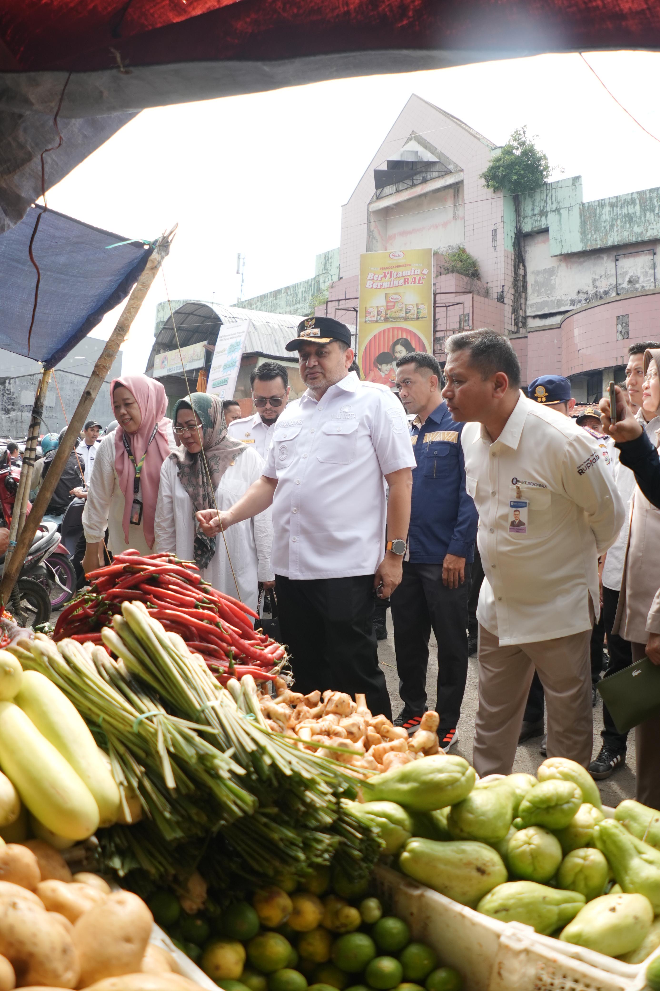 Sidak Pasar Terong, Appi Pastikan Ketersediaan dan Harga Kebutuhan Pokok Jelang Idul Adha