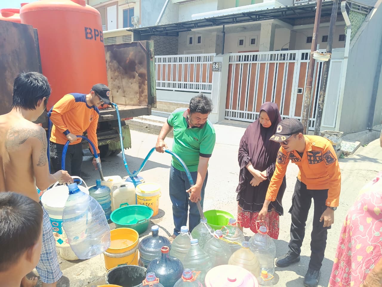 BPBD Makassar Salurkan Air Bersih ke 161 Titik