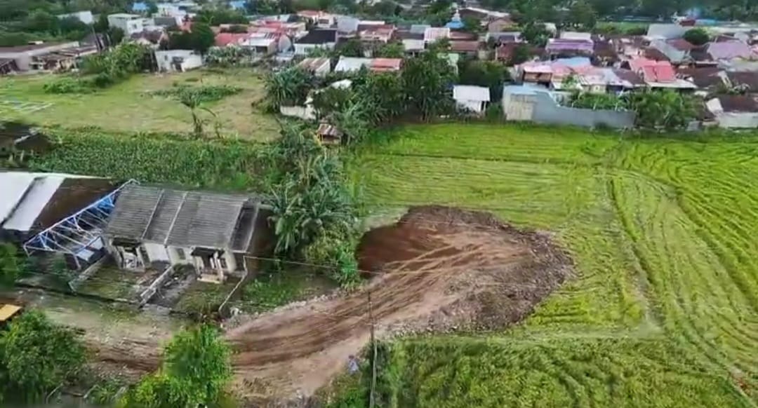 Truk Angkutan Material Picu Kerusakan Jalan Perumahan BTN Bumi Somba Opu 