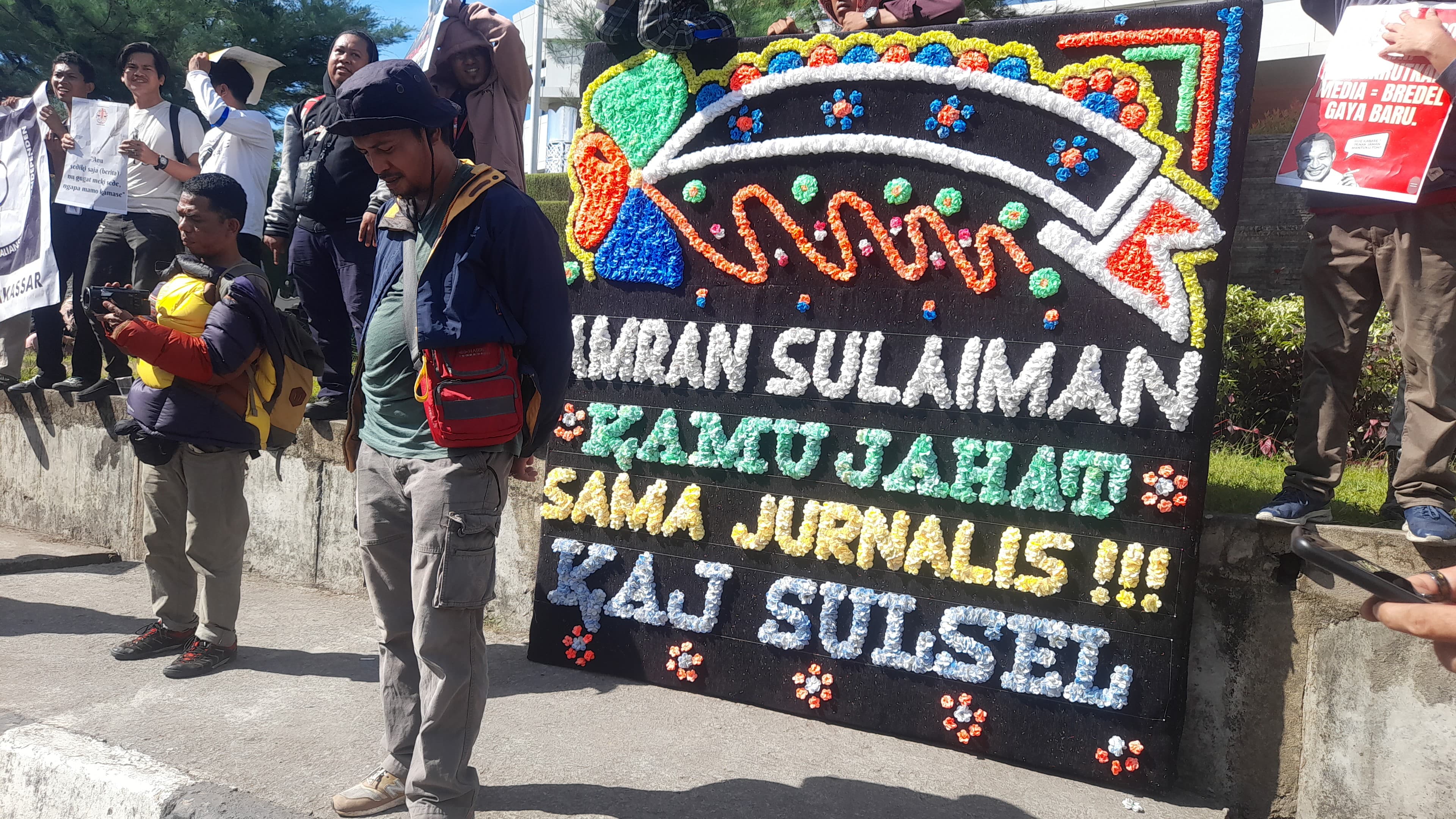 KAJ Sulsel Gelar  Aksi Solidaritas  di AAS Building Atas Gugatan Mentan Amran ke  TEMPO 