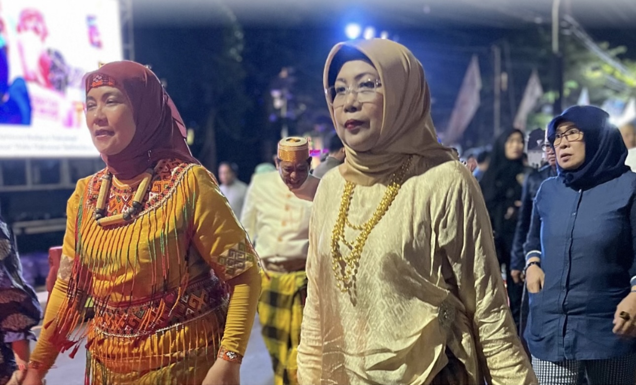 Kepala Dinas Pertanahan Dra. Hj. Sri Susilawati Hadiri Festival Kirab Singara’ Bulang