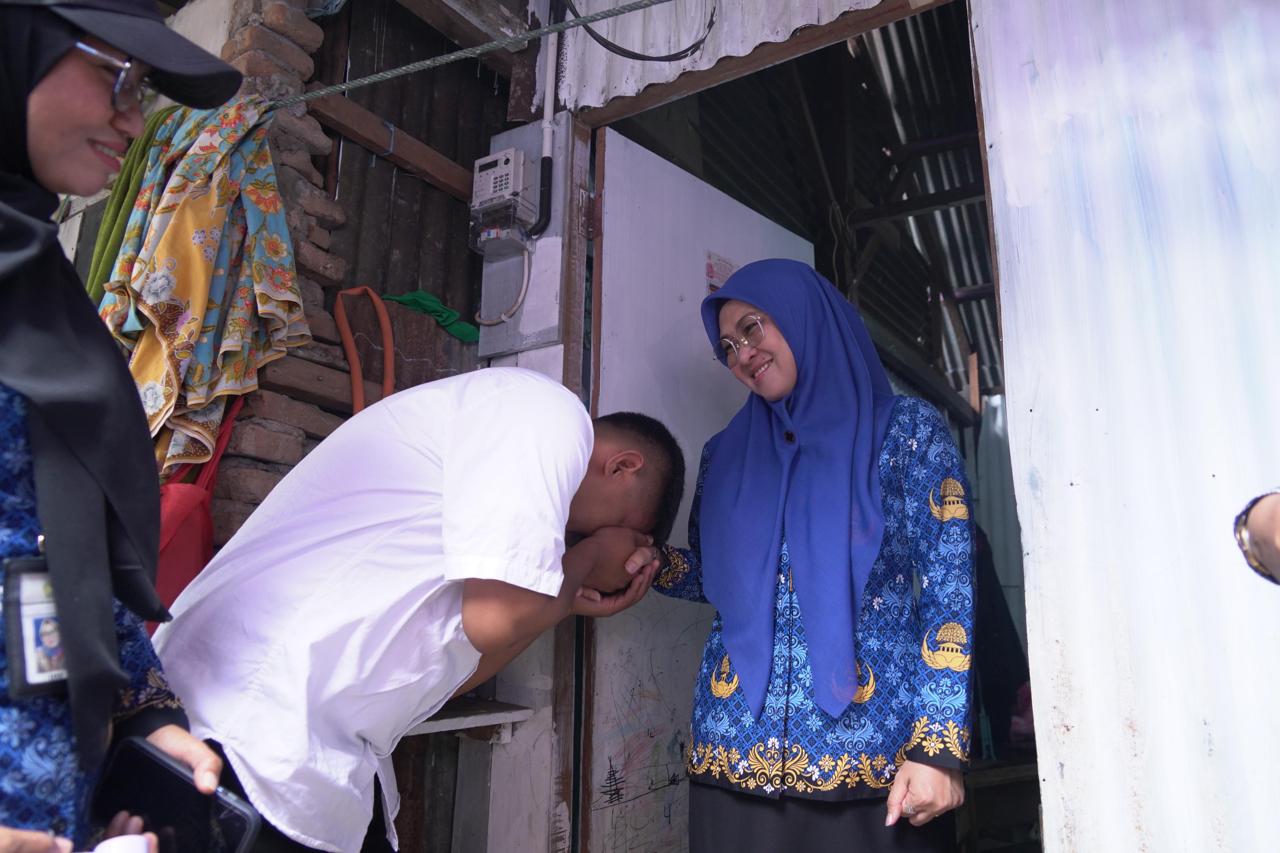 13 Tahun Bekerja, Petugas Kebersihan Rujab Bupati Gowa Dapat Bantuan Perbaikan Rumah