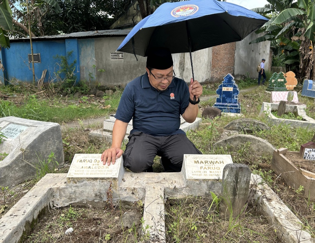 Ketua DPW PKS Sulsel Anwar Faruq Ziarah ke Makam Almarhumah Ibunda, Kenang Pesan  untuk Umat