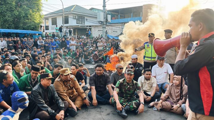 Momen Bupati Maros Bersama Forkopimda Duduk di Aspal, Sambut Aksi Damai