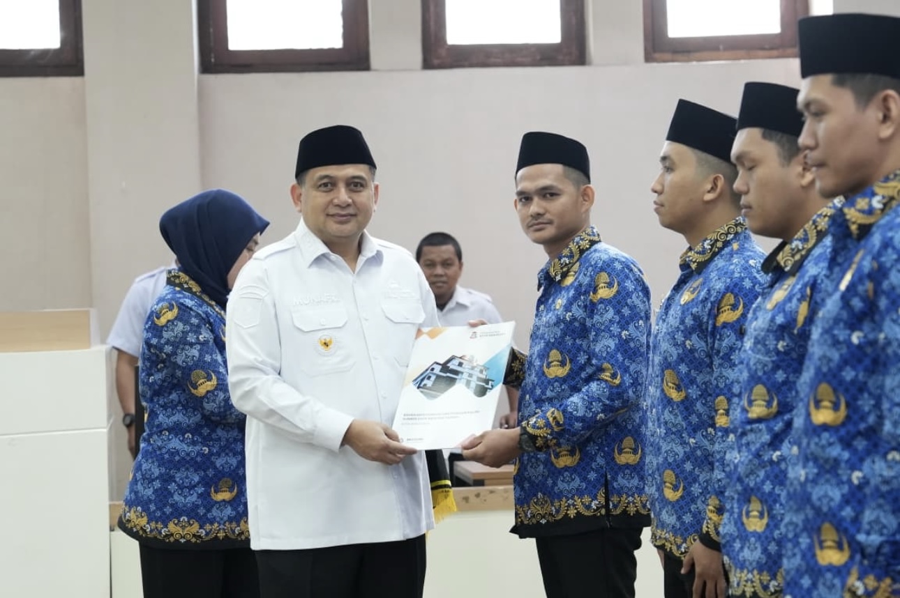 Appi Ambil Sumpah dan Serahkan SK 167 PNS Baru Pemkot Makassar