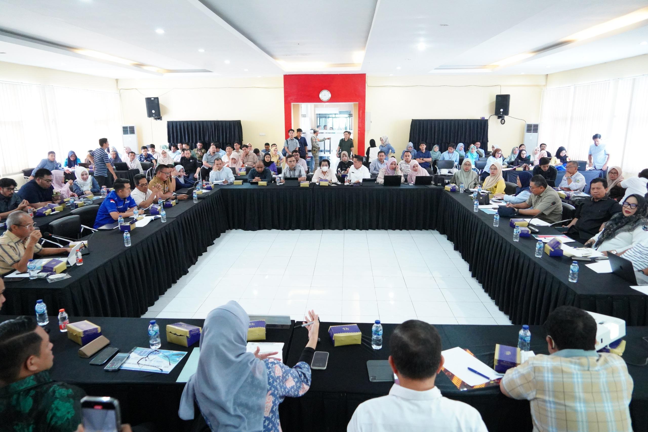Rapat Maraton, Banggar DPRD Sulsel Bahas APBD Hingga Larut Malam