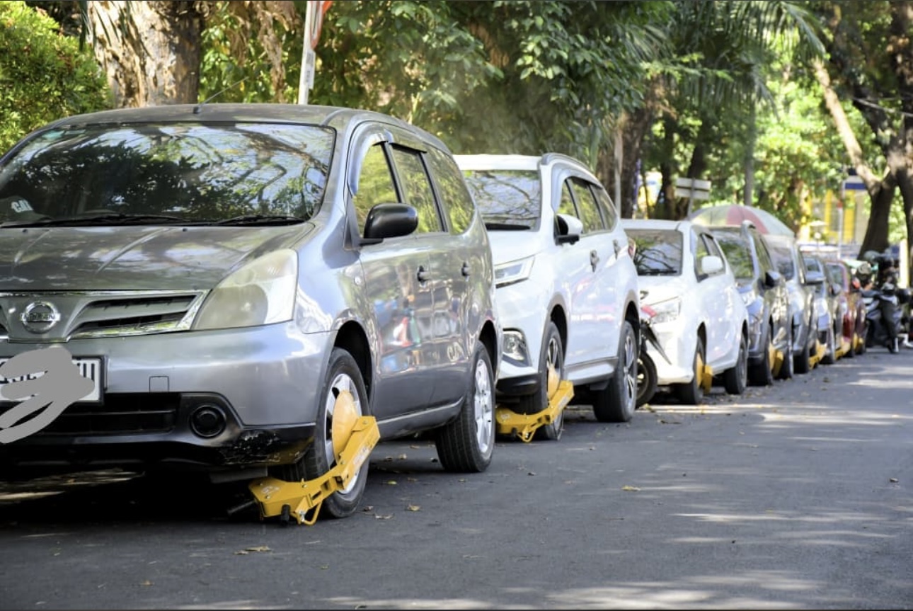 Parkir Liar, Dishub Makassar Gembok 31 Mobil di Sejumlah Ruas Jalan