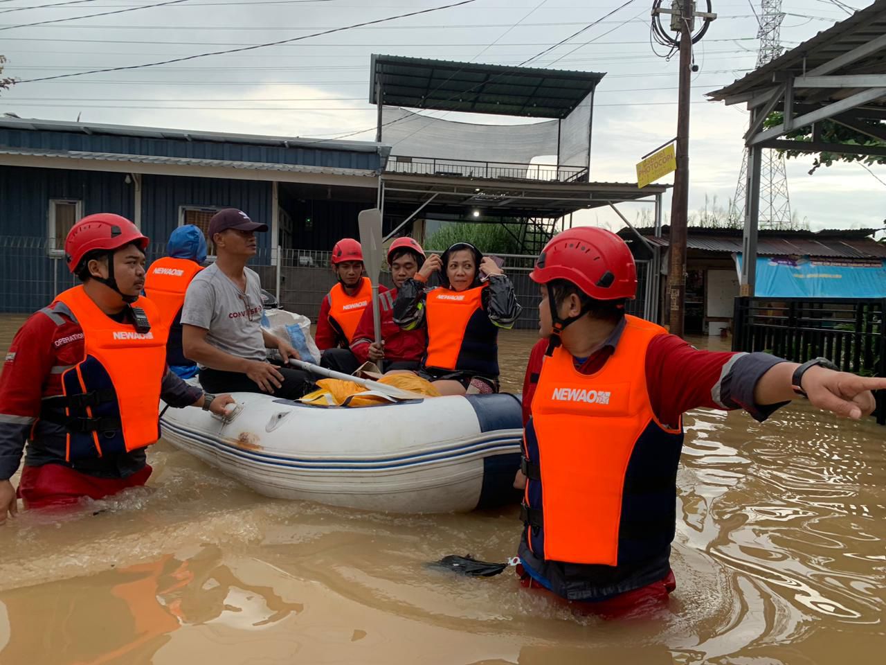 Gerak Cepat PLN IP UBP Tello Evakuasi Korban Banjir di Wilayah Tello Baru