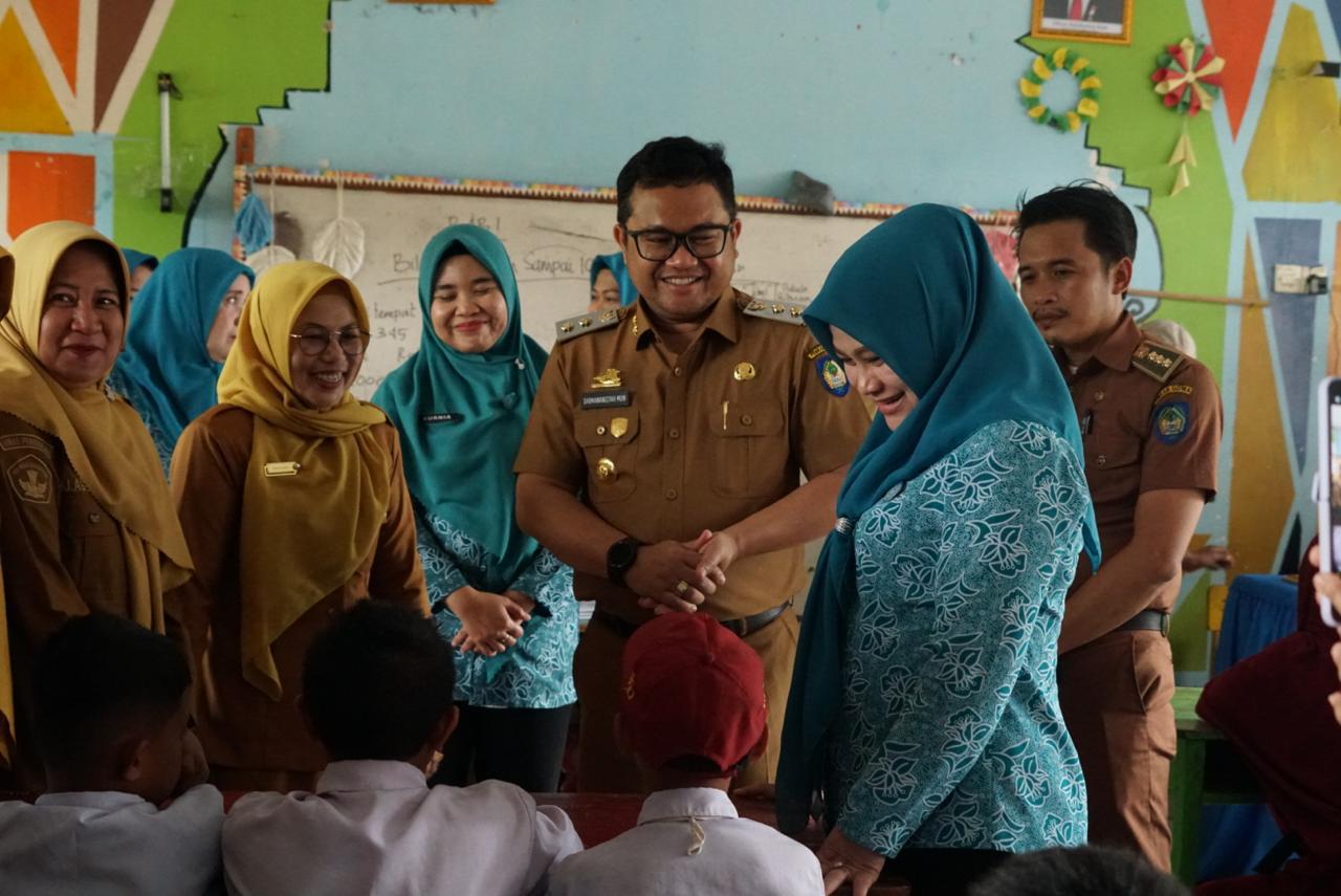 Kunker di Tompobulu, Wabup DM Tinjau Pemeriksaan Kesehatan Gratis Murid SD Center Malakaji
