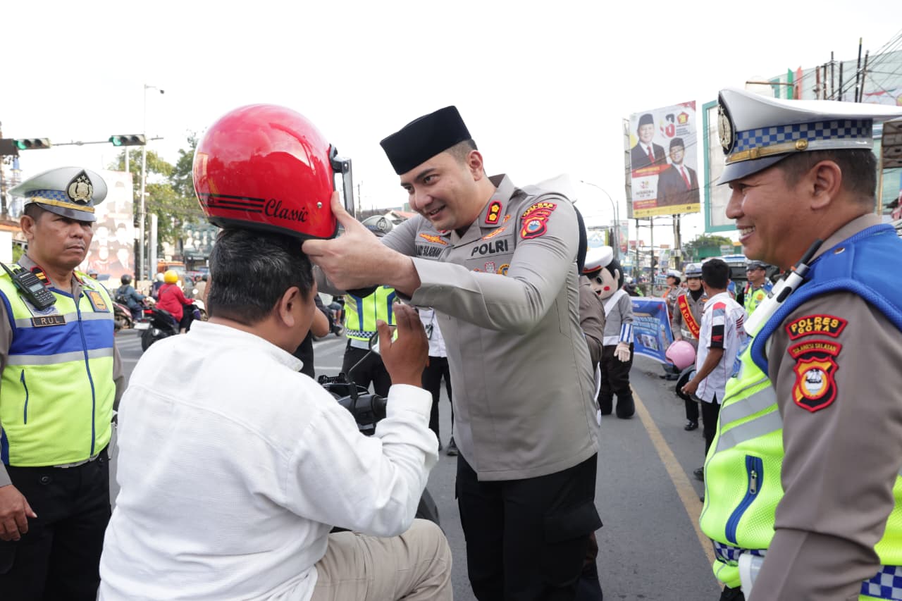 Edukasi Keselamatan Berkendara, Satlantas Polres Gowa Bagikan Helm Gratis ke Pengendara