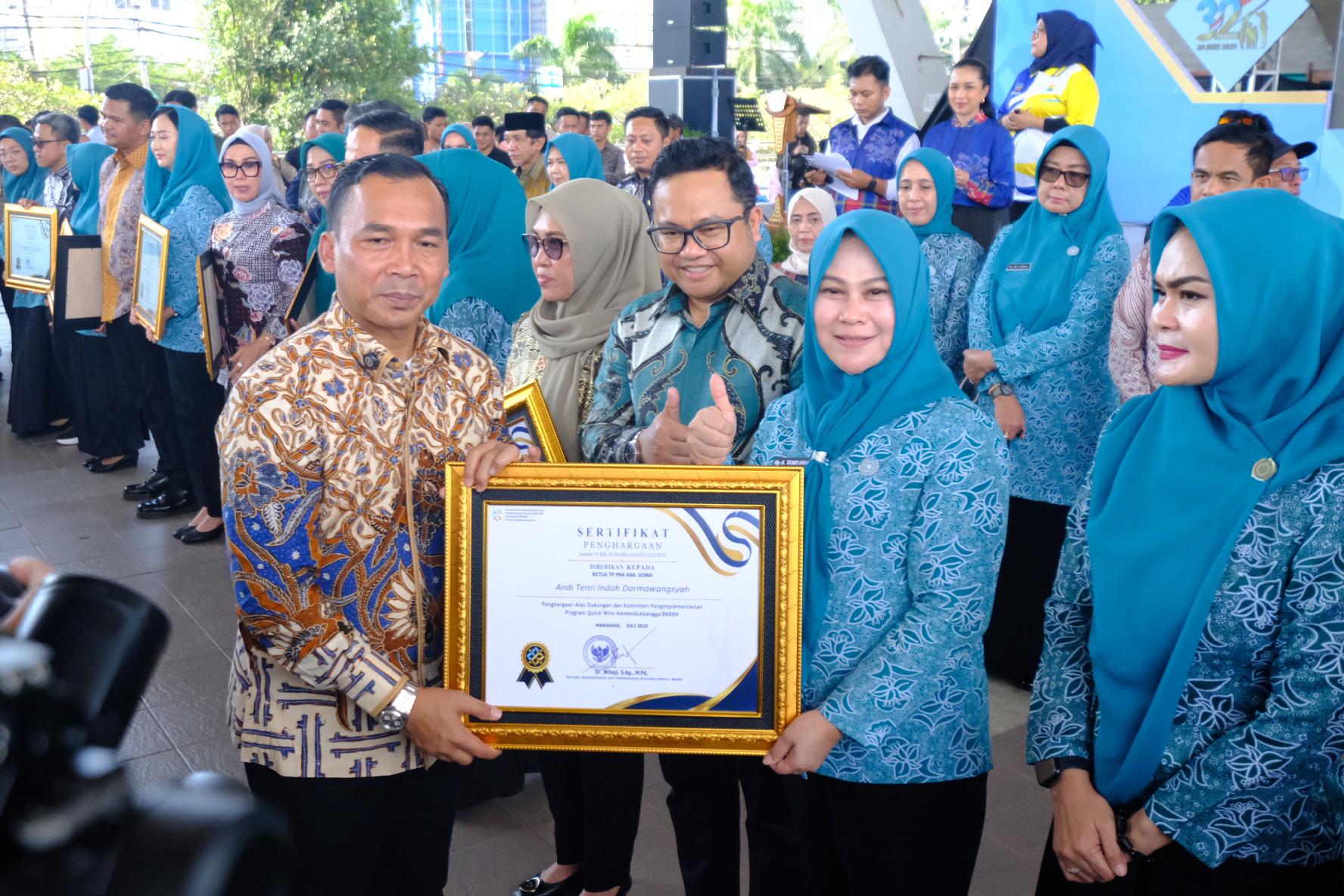 Dukung Program Bangga Kencana, Ketua TP PKK Gowa Raih Penghargaan Nasional