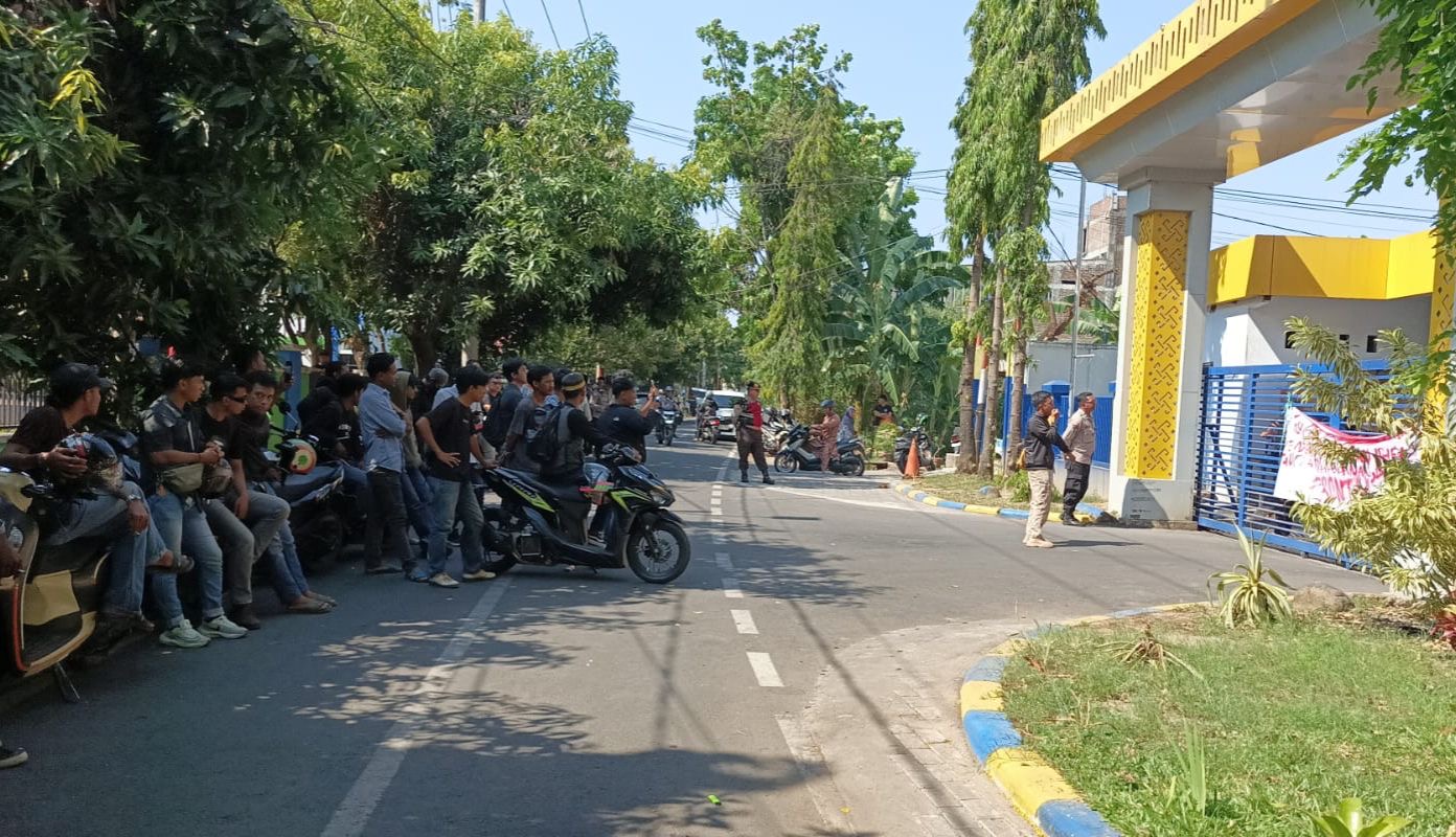 Puluhan Massa Demo Balai Pompengan, Tuding Proyek Irigasi Takalar Sarat Dugaan Korupsi
