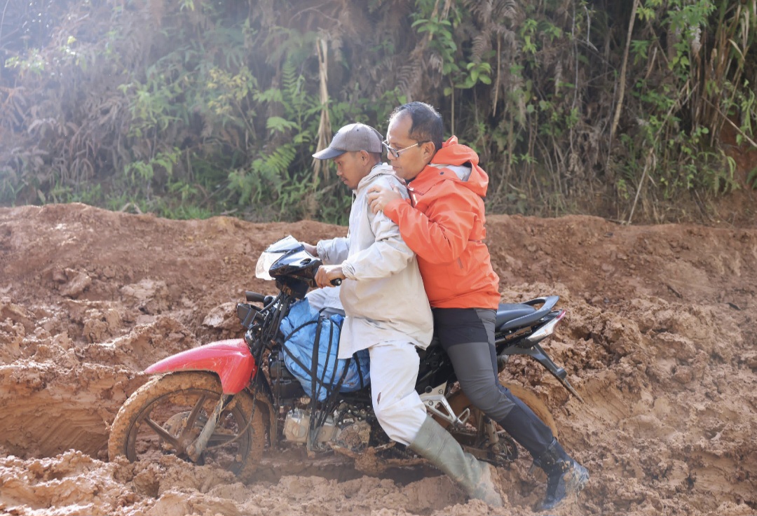 Danny Pomanto Nekat Jajal Medan Jalan Seko Berlumpur, Ingin Tuntaskan Pembangunan