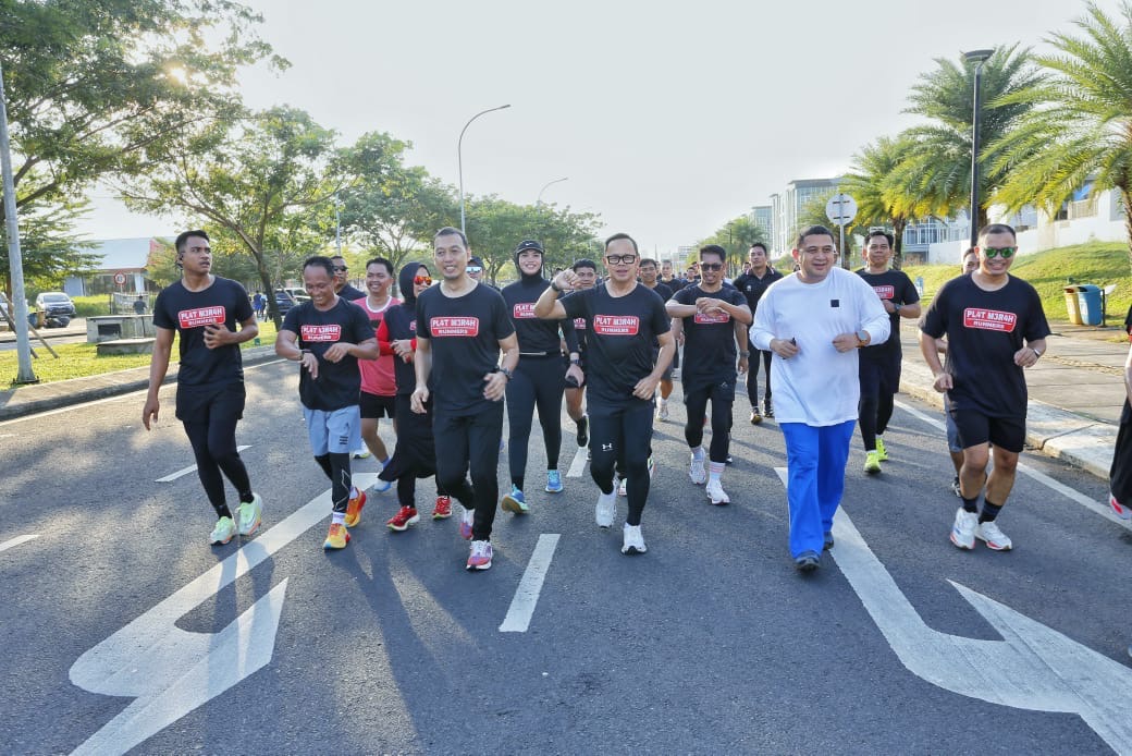 Hadiri IYS 2025, Wamendagri Bima Arya Sempatkan 'Jogging' bersama Komunitas Lari Pemkot Makassar