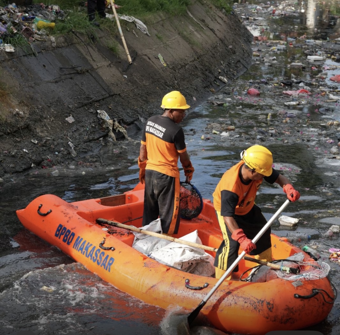 Respon Cepat, BPBD Makassar Bersihkan Kanal Bara-Baraya Timur