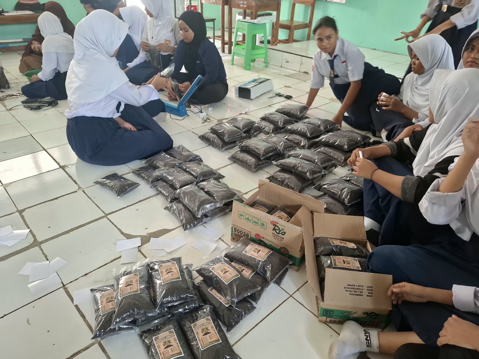SMPN 34 Makassar Produksi 100 Kilogram Kompos dari Limbah Nangka