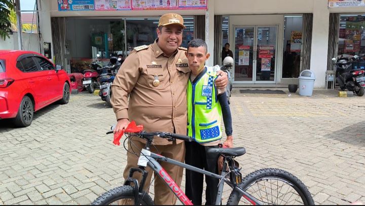Bupati Maros Berikan Hadiah Sepeda ke Tukang Parkir