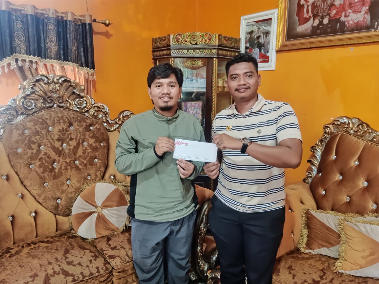 Huadi Group Bantu Token Listrik untuk Penerangan Jalan umum di Desa Papanloe