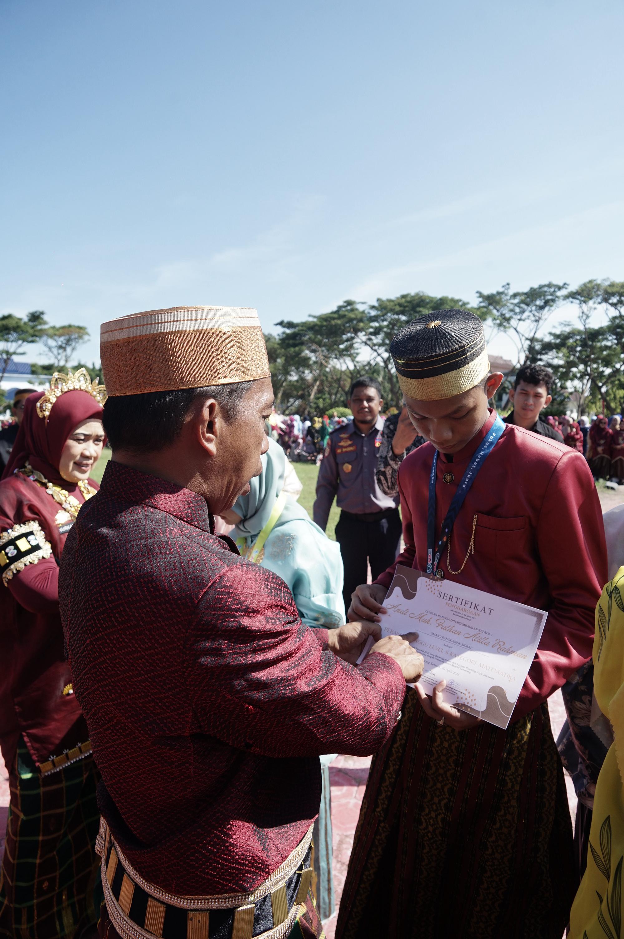Pimpin Peringatan Hardiknas, Bupati Sidrap: Ilmu dengan Ketulusan Guru Akan Jadi Berkah bagi Anak Didik