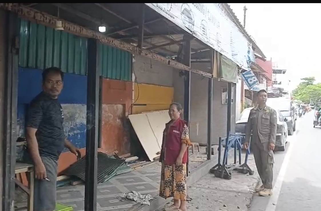 Berdiri 5 Tahun di Atas Drainase, Tiga Lapak di Tallo Dibongkar