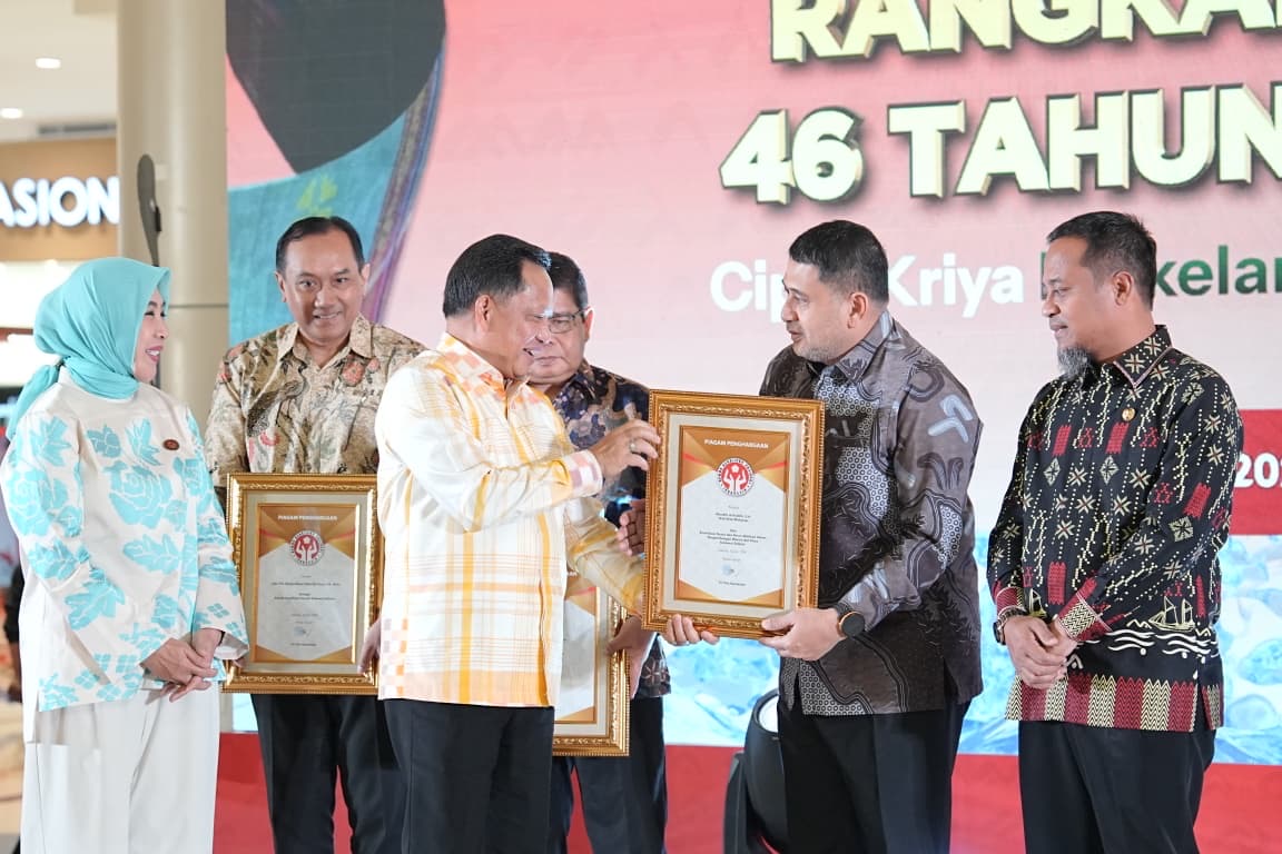 Kemendagri Anugerahi Kota Makassar Penghargaan Wastra dan Kriya