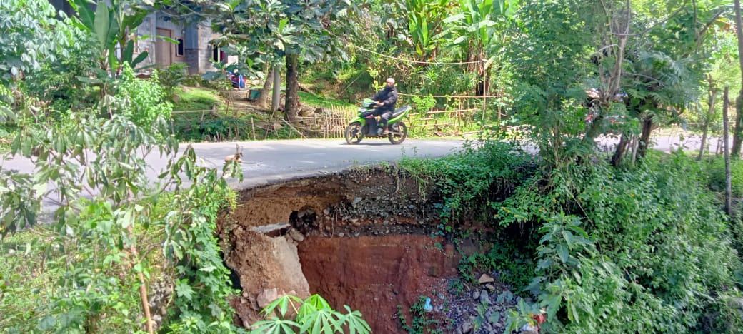 Tanah Terkikis, Aspal Ruas Bontojai-Pakkolompo Nyaris Putus