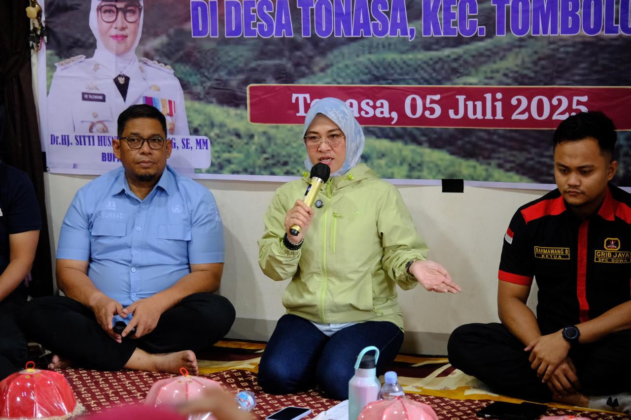 Bertandang ke Tombolopao, Bupati Husniah Jamin Ketersediaan Pupuk Petani dan Pengaspalan Jalan