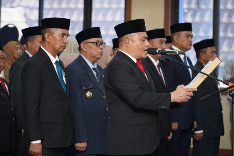 Bupati Lantik Sejumlah Pejabat di Lingkup Pemkab Maros