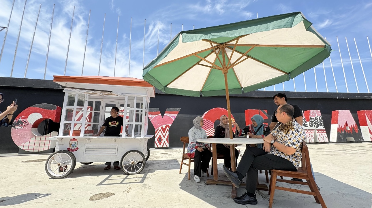 Dispar Makassar Serahkan 25 Grobak Kepada Pedagan Pisang Epe Anjungan Losari