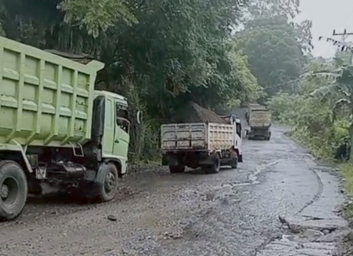Poros Malino Tambah Parah, Truk Pupuk Terguling Gegara Jalan Rusak 