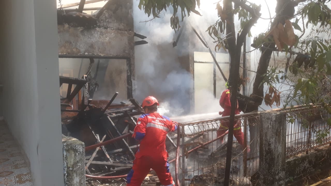     Damkarmat Makassar Catat 402 Kasus Kebakaran Hingga Oktober