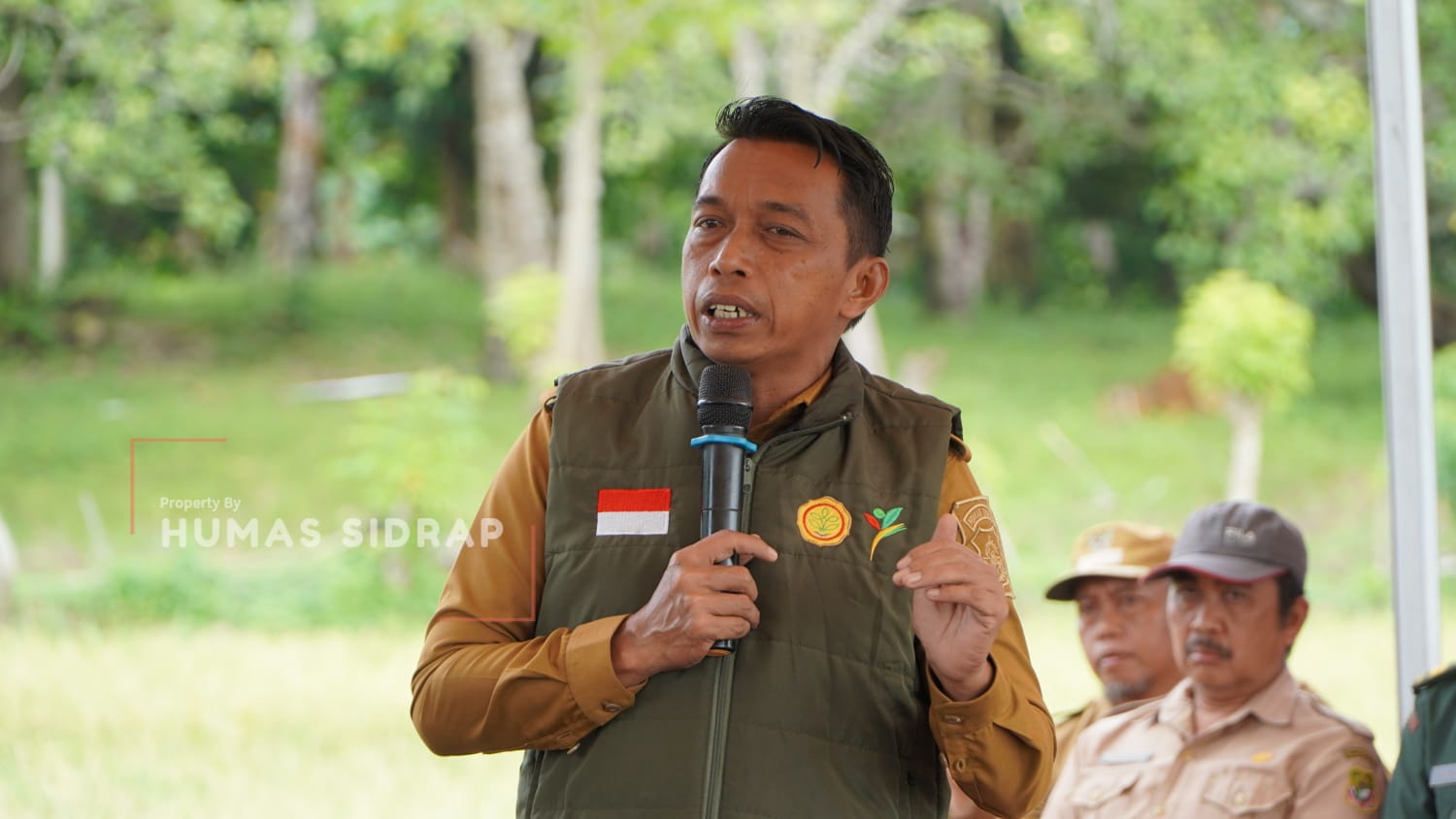 Operasikan Combine Harvester, Bupati Syaharuddin Panen IP 300 di Desa Mario