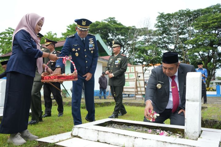 Momen Hari Pahlawan, Pemkab Maros Gelar Tabur Bungan dan Upacara