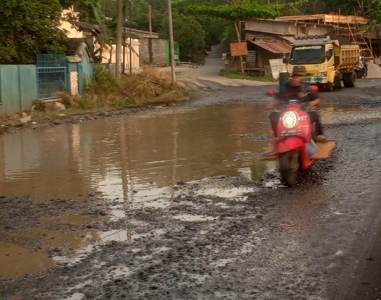 Jelang Musim Hujan, Ruas Provinsi di Gowa tak Juga Diperbaiki
