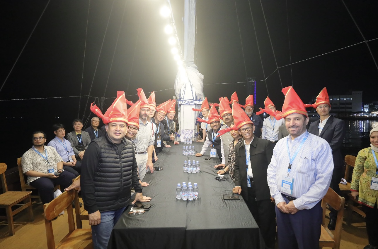 Munafri Sambut Delegasi ACRS 2025 dengan Jamuan Budaya di Atas Kapal Pinisi