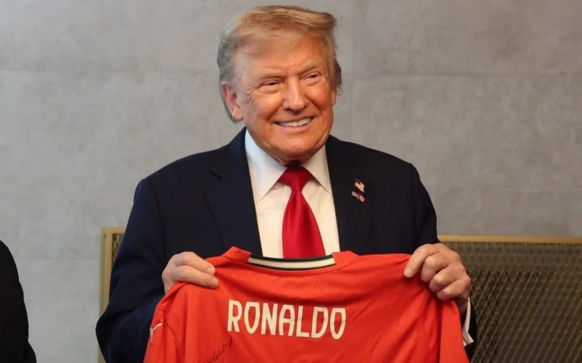 Lewat Sebuah Jersey, Cristiano Ronaldo Titip Pesan Perdamaian untuk Donald Trump