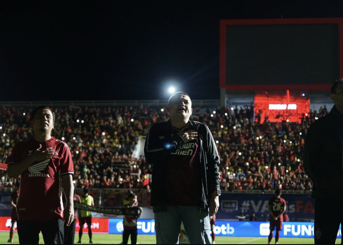 Appi Pimpin Rombongan Suporter Balaikota Mania Dukung Juku Eja di Stadion BJ Habibie