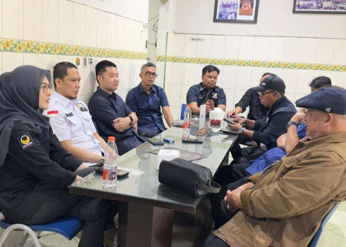 Transit di Makassar, Sekjen Hermawi Taslim Luangkan Waktu Ngopi Bareng Pengurus NasDem Sulsel