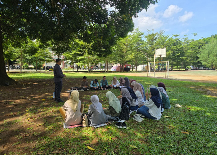 Dekan FDK UIN Alauddin Apresiasi Mahasiswa Manfaatkan Taman Jadi Lokasi Praktik  Jurnalistik