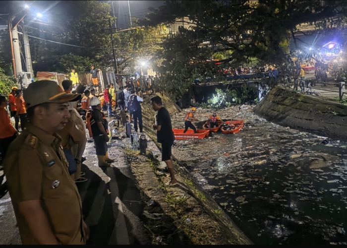 Instruksi Wali Kota, Sinergi Kecamatan Panakkukang dan BPBD Bersihkan Sampah di Kanal Karuwisi