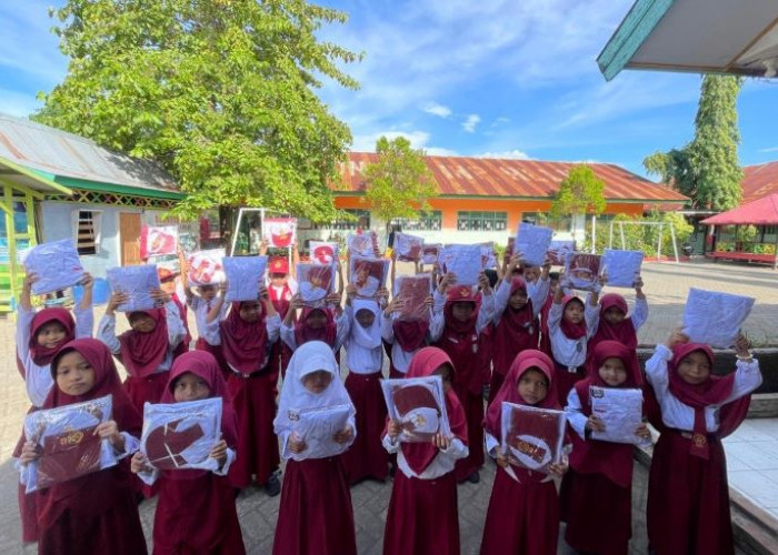 Program Rutin Sejak 2022, Pemkab Maros Kembali Bagikan Ribuan Seragam Sekolah Gratis